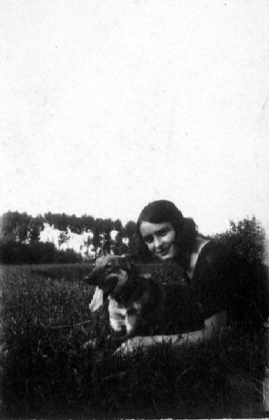 Ritratto femminile - Ragazza con un cane