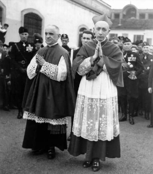 Fascismo - cerimonie - Vescovo e un sacerdote con gerarchi fascisti