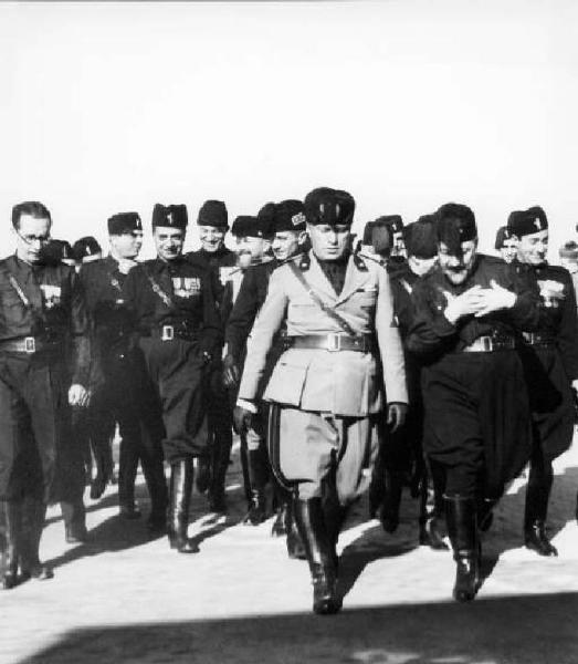 Fascismo - cerimonie - Mussolini con i gerarchi fascisti