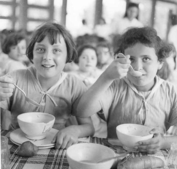 Cremona - Via del Sale - Colonia Padana - Mensa - Bambine a pranzo