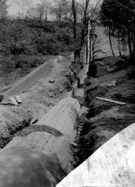 Bienno - Torrente Grigna - Centrale idroelettrica Carlo Tassara - Uomo accanto a scavo per condotta forzata