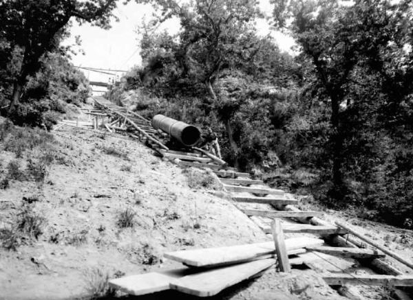 Bienno - Torrente Grigna - Centrale idroelettrica Carlo Tassara - Uomo accanto ad una condotta forzata