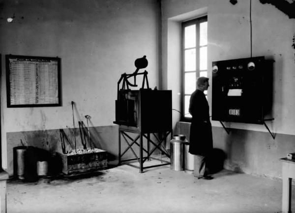 Malegno - Stabilimento Selva (Società Elettrosiderurgica Valcamonica) - Laboratorio - Interno - Tecnico osserva un apparecchio