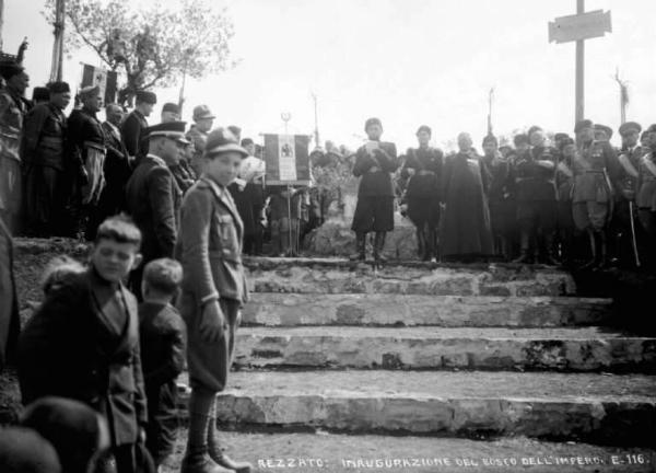 Rezzato - Bosco dell'impero - Cerimonia di inaugurazione - Comizio di gerarchi con sacerdote