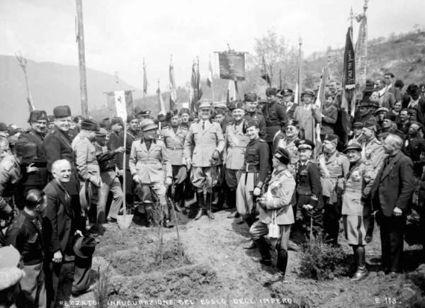 Rezzato - Bosco dell'impero - Cerimonia di inaugurazione - Gruppo di militari e gerarchi