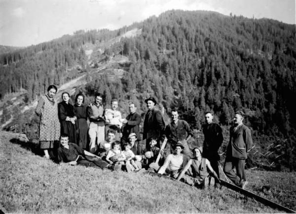 Ritratto di gruppo in montagna
