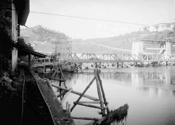 Cantiere - Costruzione di un viadotto sul corso di un fiume - Binari lungo la riva