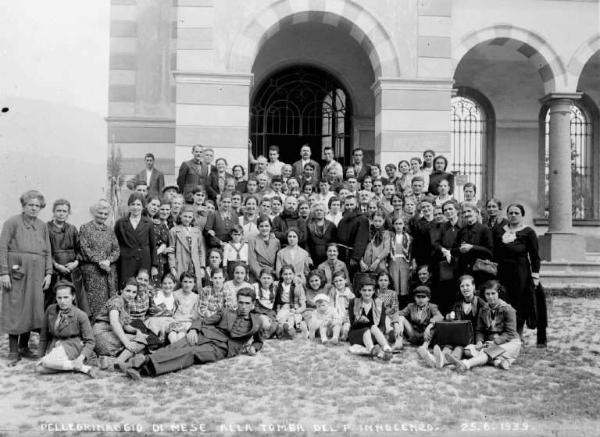 Berzo Inferiore - Cimitero - Pellegrinaggio alla tomba di Padre Innocenzo da Berzo - Gruppo di fedeli