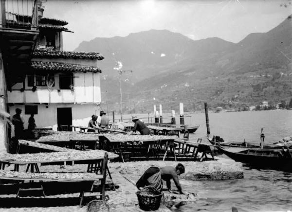 Monte Isola - Località Peschiera Maraglio - Lago d'Iseo - Lavandaia ed essiccatoi per il pesce