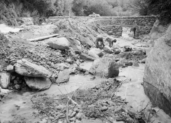 Edolo - Torrente Valle Dorena - Opere di arginatura - Cantiere - Impresa Marniga - Operai al lavoro