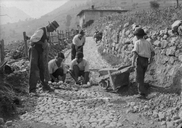 Borno - Selciatura di una strada - Operai al lavoro