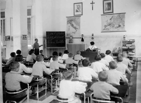 Borno - Località Croce di Salven - Sanatorio infantile C. Gaetano Bonoris - Interno - Bambini in aula scolastica