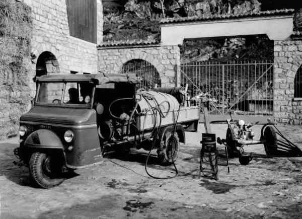 Breno - Azienda agricola Spinera di Carlo Franzoni - Motocarro e falciatrice