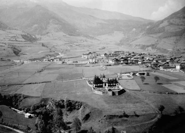 Borno - Cimitero - Veduta dall'alto con il paese