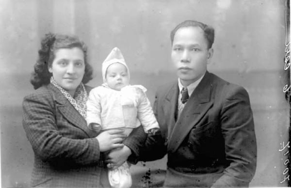 Ritratto di famiglia - Donna e uomo immigrato cinese con bambino