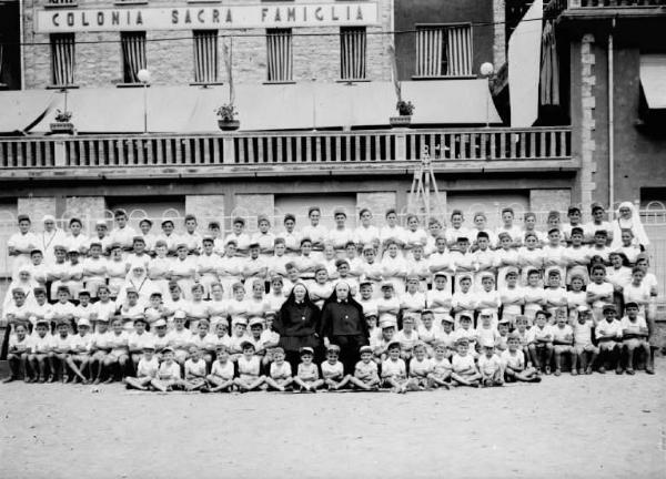 Prestine - Colonia Sacra Famiglia - Gruppo di bambini con suore