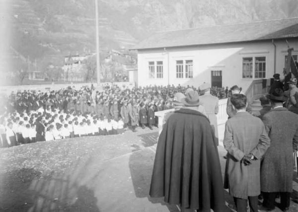 Piamborno - Scuola - Inaugurazione - Folla davanti al palco degli oratori