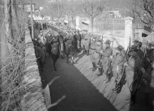 Piamborno - Scuola - Inaugurazione - Gerarca saluta i militari schierati