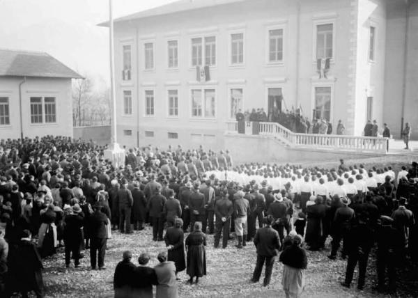 Piamborno - Scuola - Inaugurazione - Folla davanti al palco degli oratori