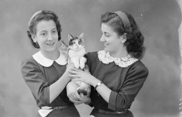 Ritratto di due ragazze con un gatto