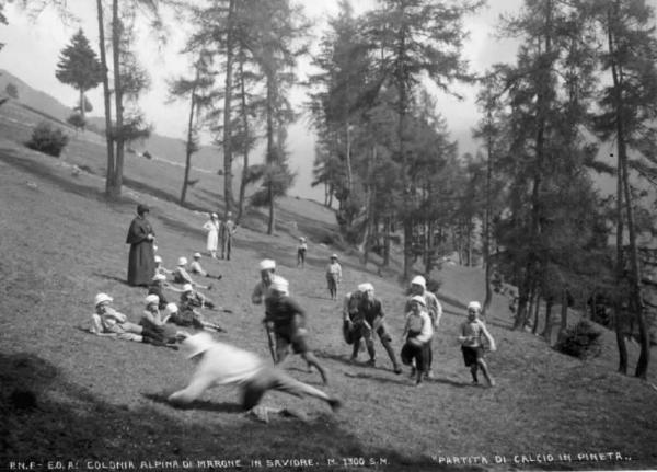 Saviore dell'Adamello - Colonia montana di Marone - Bambini giocano a calcio in pineta