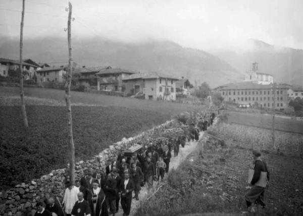 Borno - Funerale Marsigalia - Corteo funebre