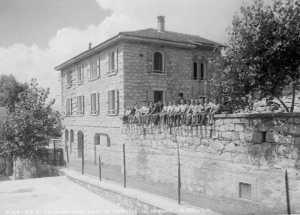 Saviore dell'Adamello - Colonia montana di Marone - Edificio e bambini seduti sul muro