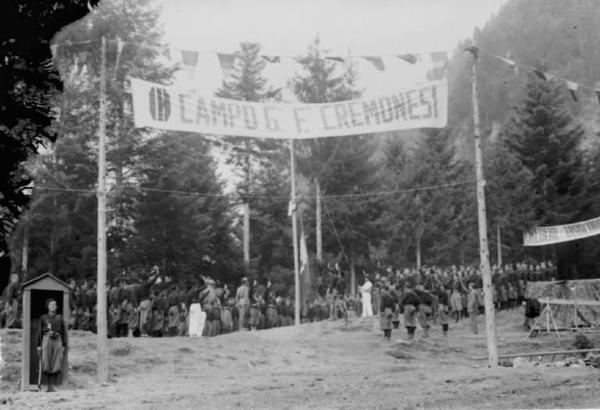 Ritratto di gruppo - Alzabandiera - Campo dei Giovani Fascisti Cremonesi