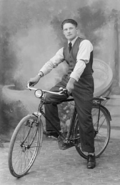 Ritratto maschile - Ragazzo in bicicletta