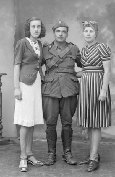 Ritratto di gruppo - Adulto in uniforme con due donne