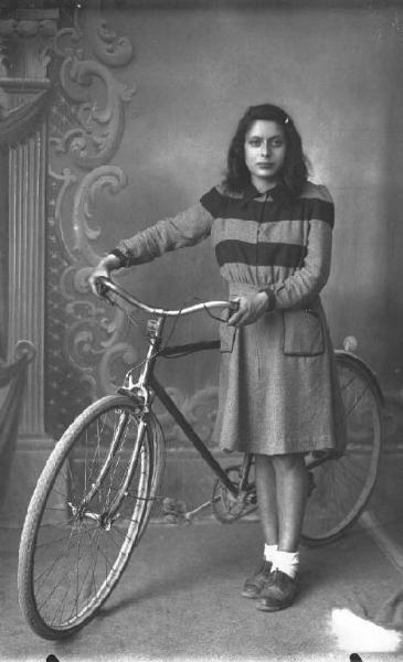 Ritratto femminile - Ragazza con bicicletta