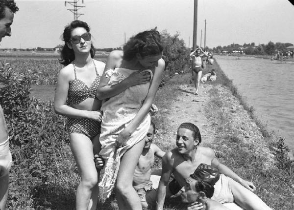 Canale Villoresi - Bagnanti domenicali - Uomini e donne in costume da bagno