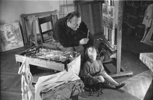 Massimo Campigli nel suo studio con il figlio
