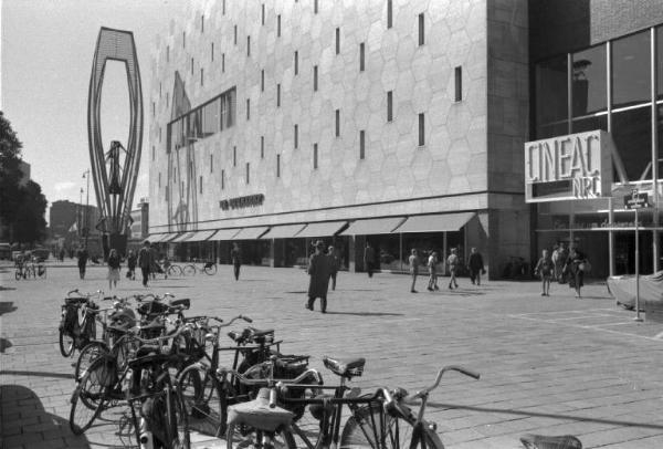 Rotterdam - Bijenkorf Department Store - Scultura di Naum Gabo