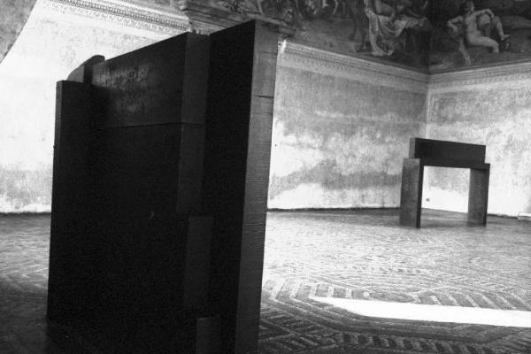 Igino Legnaghi. Museo Civico di Palazzo Te. Mostra: "Sculture 1963/82". Opera esposta in una sala interna.