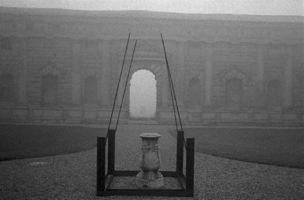 Igino Legnaghi. Museo Civico di Palazzo Te. Mostra: "Sculture 1963/82". Opera esposta nel cortile del palazzo.