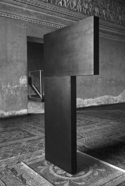 Igino Legnaghi. Museo Civico di Palazzo Te. Mostra: "Sculture 1963/82". Opera esposta in una sala interna.