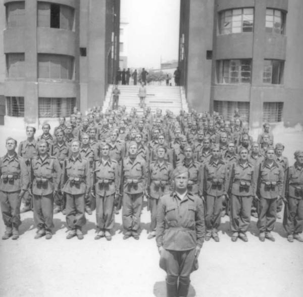 Fascismo - Cremona - Via Massarotti - Caserma "Massarotti" ora "Marconi" - Squadra di militari fascisti, con il comandante, sull'attenti