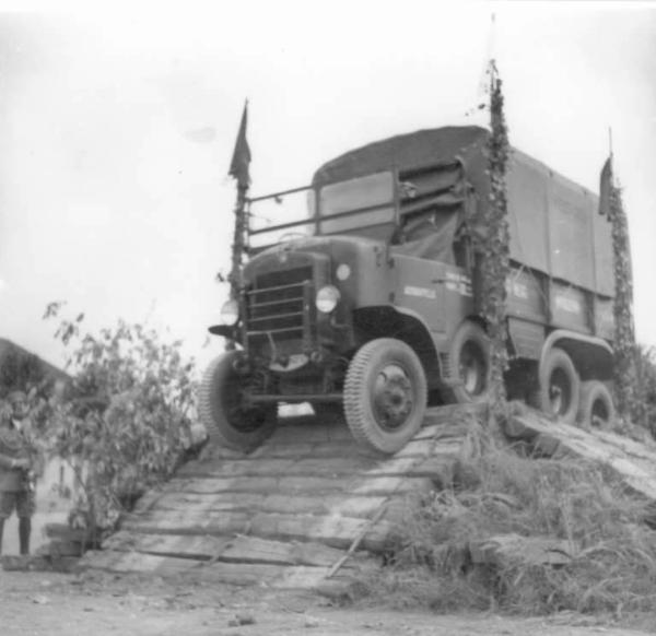 Fascismo - Cremona - Via Massarotti - Caserma "Massarotti" ora "Marconi" - Carro militare durante un'esercitazione