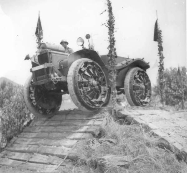 Fascismo - Cremona - Via Massarotti - Caserma "Massarotti" ora "Marconi" - Carro militare durante un'esercitazione