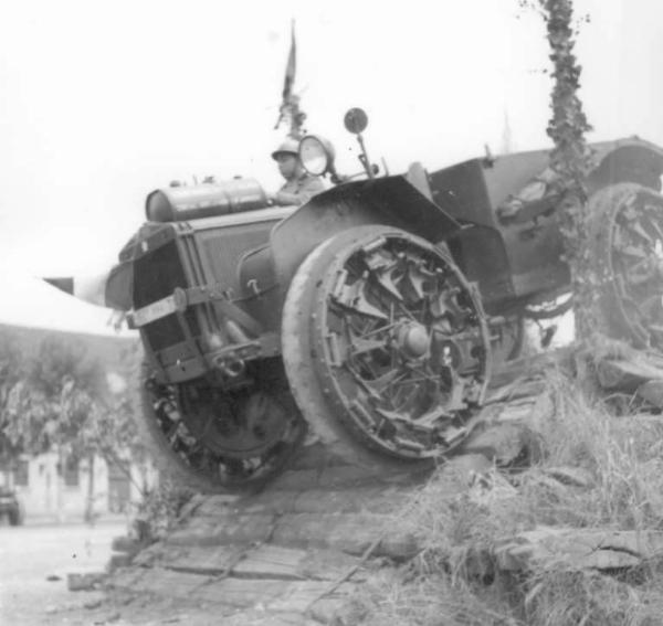 Fascismo - Cremona - Via Massarotti - Caserma "Massarotti" ora "Marconi" - Carro militare durante un'esercitazione