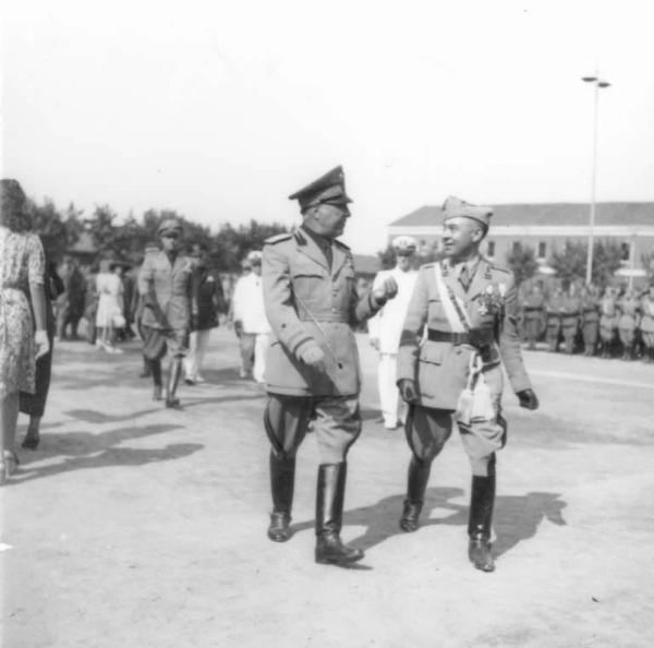 Fascismo - Cremona - Via Massarotti - Caserma "Massarotti" ora "Marconi" - Piazzale della caserma - Roberto Farinacci con un ufficiale