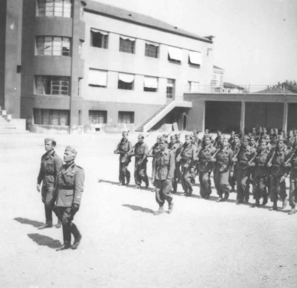 Fascismo - Cremona - Via Massarotti - Caserma "Massarotti" ora "Marconi" - Militari con il Comandante a passo di campagna