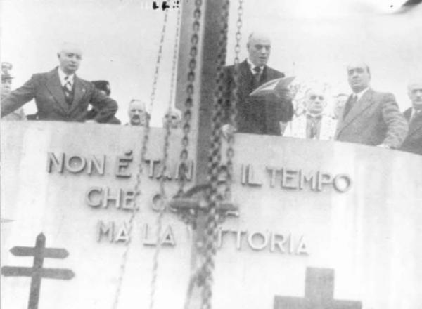 Fascismo - cerimonie - Cremona - Via S. Maria in Betlem - Dispensario Provinciale - Cerimonia per la posa della prima pietra - Ritratto delle autorità presenti