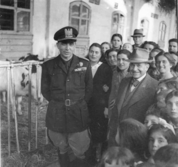 Fascismo - cerimonie - Cremona - Via Brescia - Azienda Agricola Bianchini, ora abbattuta - Visita del Federale Curtani all'allevamento