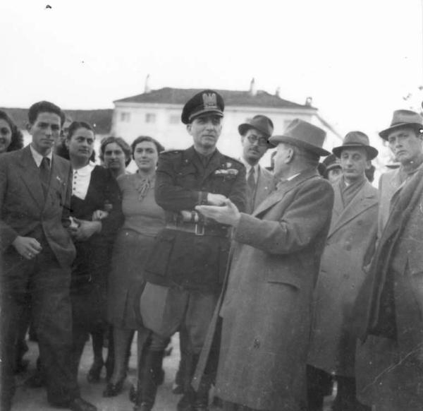 Fascismo - cerimonie - Cremona - Via Brescia - Azienda Agricola Bianchini, ora abbattuta - Visita del Federale Curtani all'allevamento