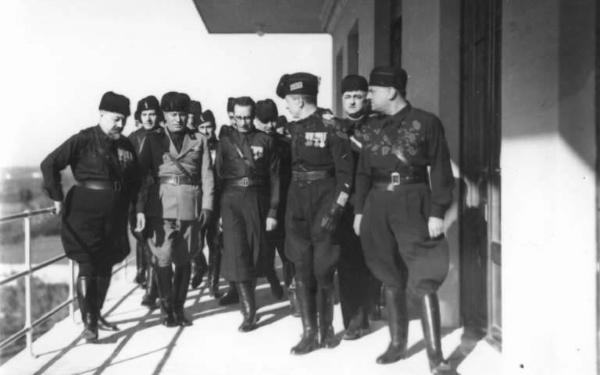 Fascismo - cerimonie - Cremona - Ospedale Sanatoriale - Il Duce in visita - Ritratto di gruppo