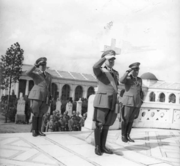 Fascismo - cerimonie - Cremona - Via Cimitero - Cimitero - Ufficiali dell'esercito in visita al Monumento ai caduti