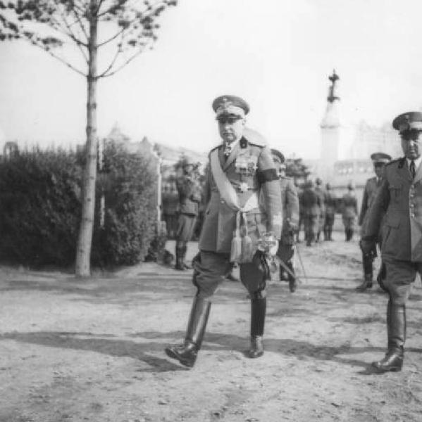 Fascismo - cerimonie - Cremona - Via Cimitero - Cimitero - Ufficiali dell'esercito in visita al Monumento ai caduti