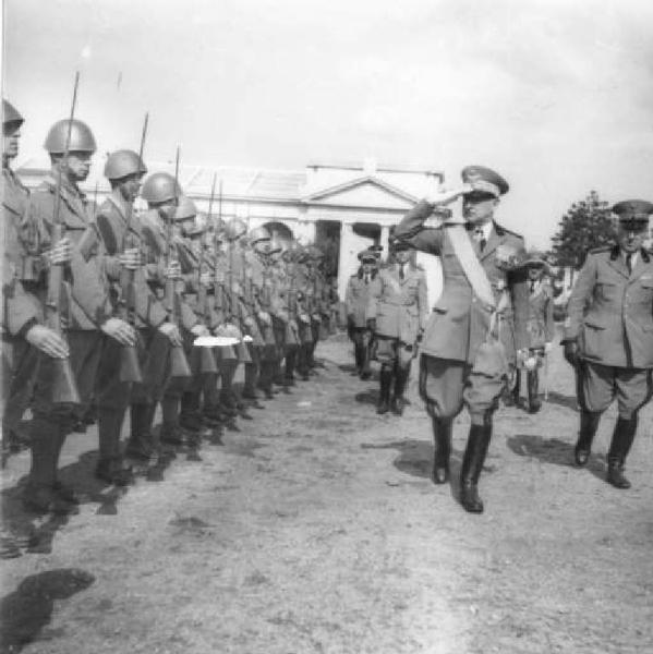 Fascismo - cerimonie - Cremona - Via Cimitero - Cimitero - Ufficiali dell'esercito in visita al Monumento ai caduti - Esercito in schieramento